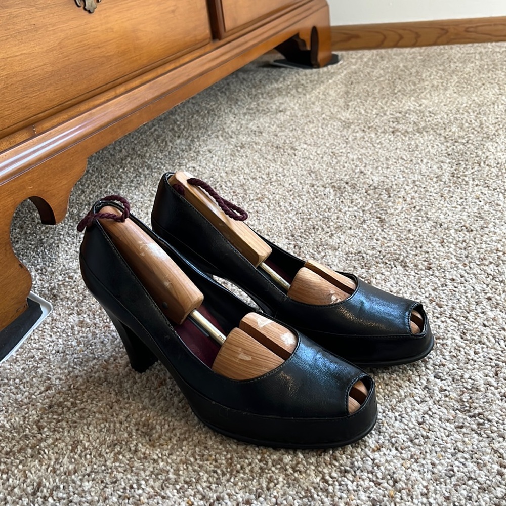 Black Leather Open Toed Pumpe